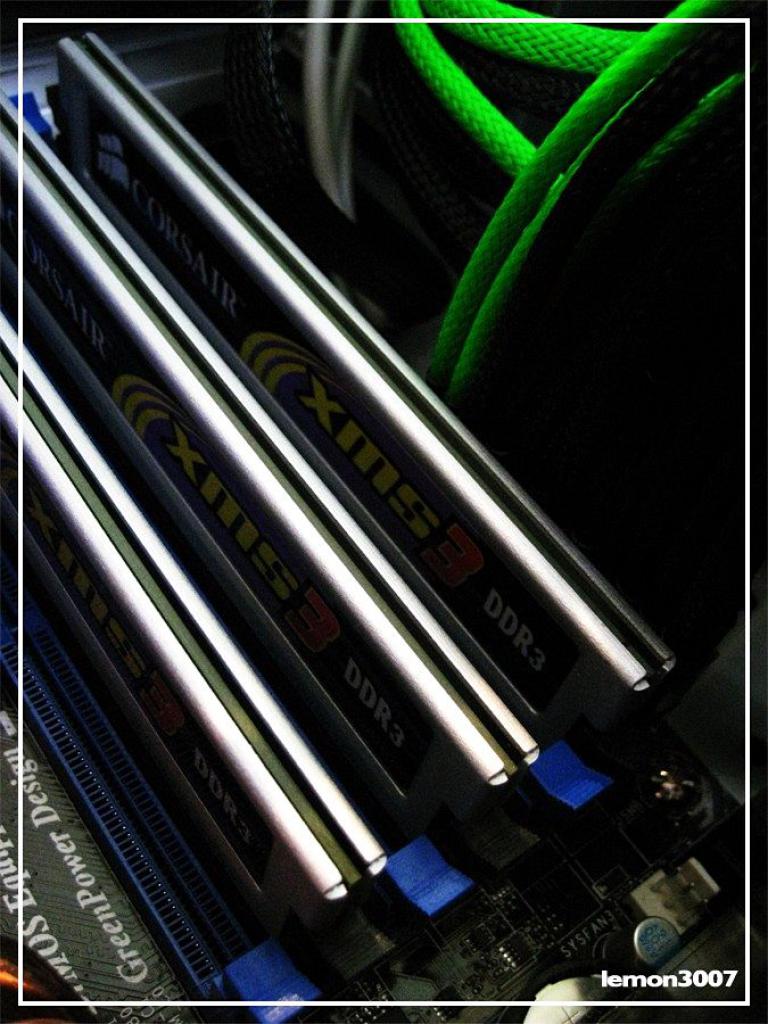 [01/07/2011] Grashüpfer-Casemod mit grünem Sleeve und Lochblech für das Mainboard (32)