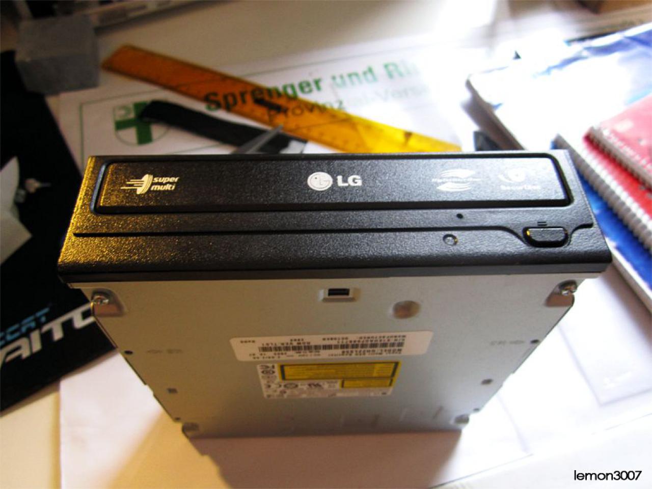 [01/07/2011] Grashüpfer-Casemod mit grünem Sleeve und Lochblech für das Mainboard (40)