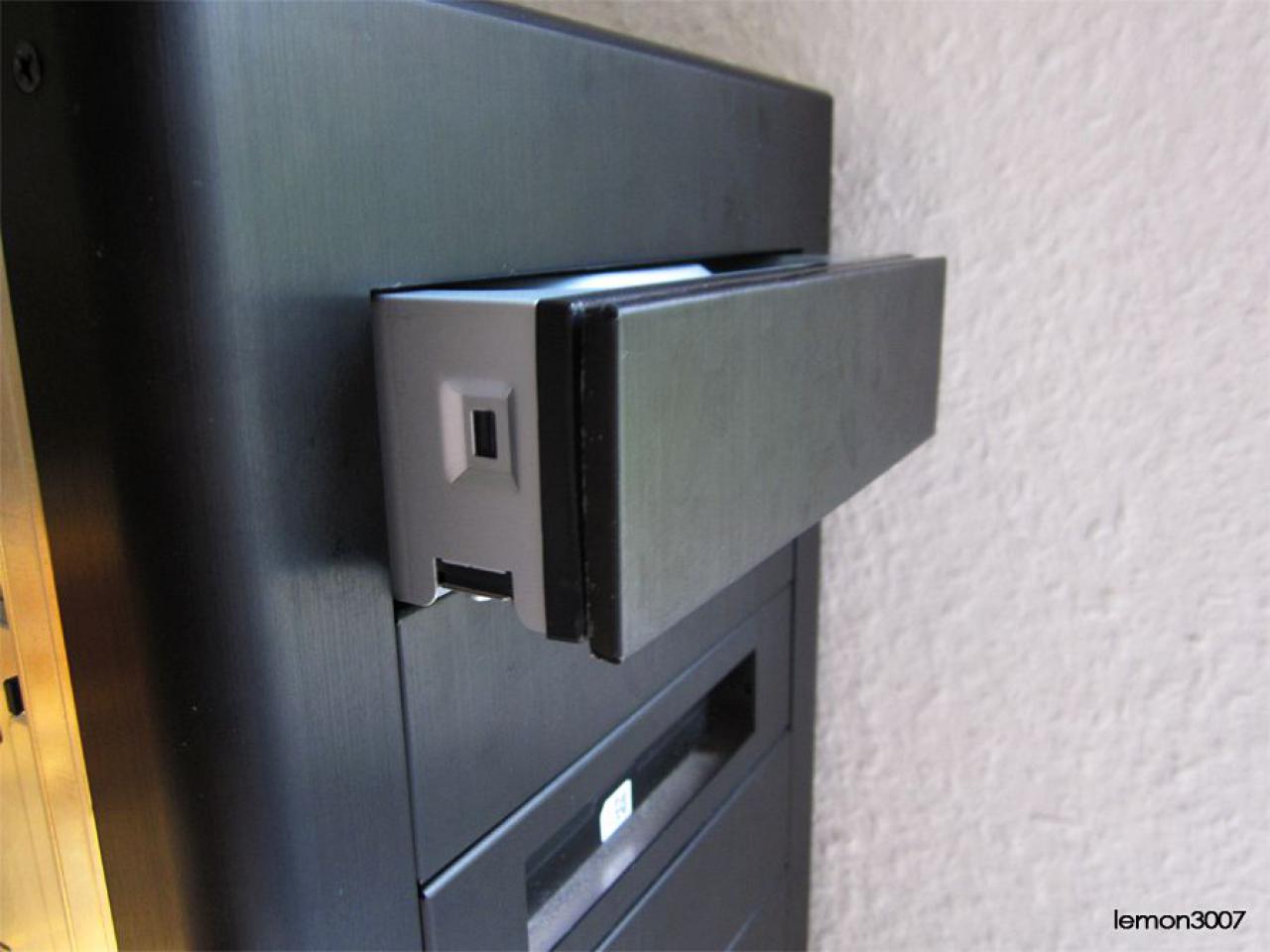 [01/07/2011] Grashüpfer-Casemod mit grünem Sleeve und Lochblech für das Mainboard (43)