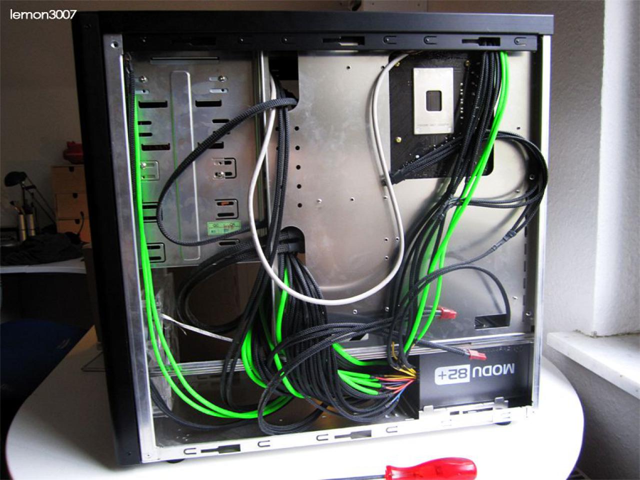 [01/07/2011] Grashüpfer-Casemod mit grünem Sleeve und Lochblech für das Mainboard (44)