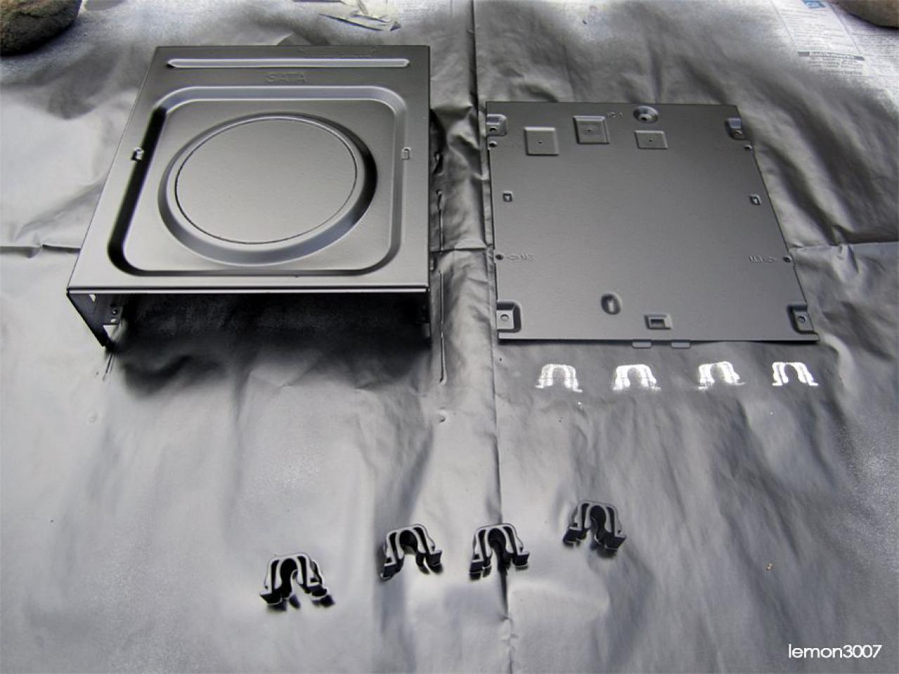 [01/07/2011] Grashüpfer-Casemod mit grünem Sleeve und Lochblech für das Mainboard (57)