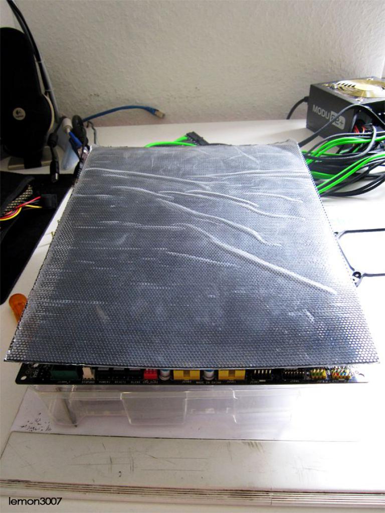 [01/07/2011] Grashüpfer-Casemod mit grünem Sleeve und Lochblech für das Mainboard (60)