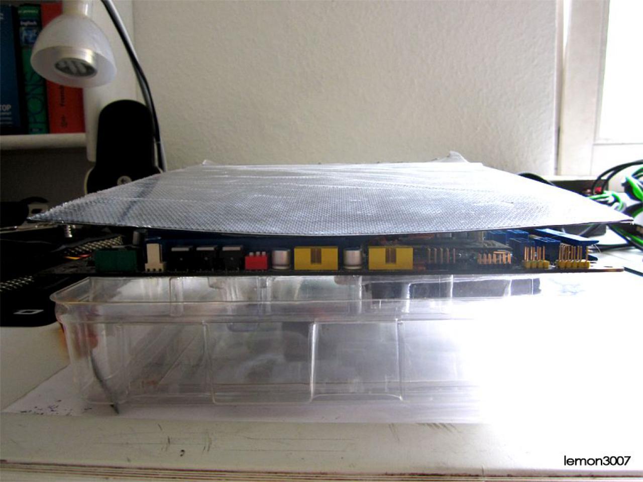 [01/07/2011] Grashüpfer-Casemod mit grünem Sleeve und Lochblech für das Mainboard (61)