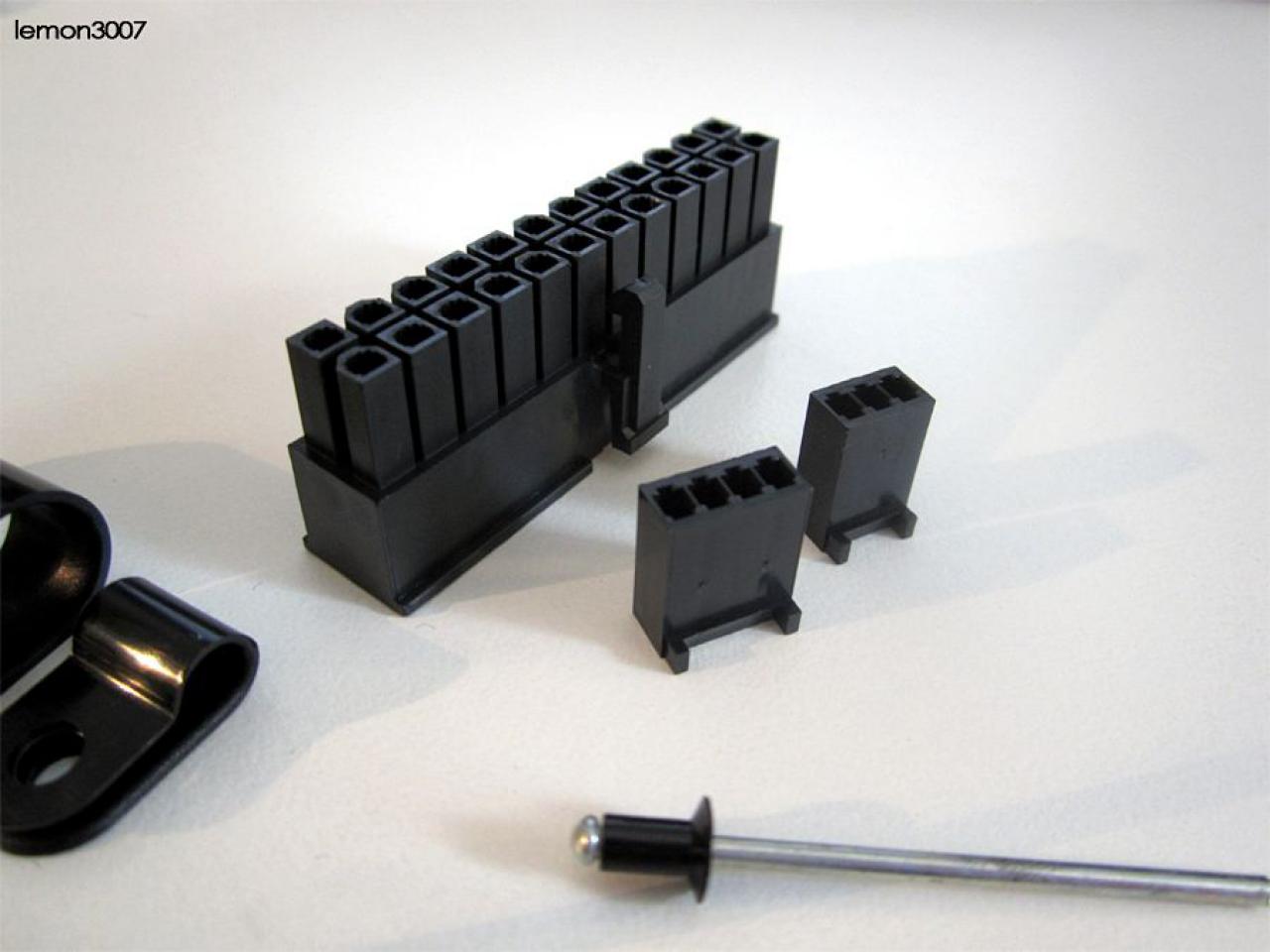 [01/07/2011] Grashüpfer-Casemod mit grünem Sleeve und Lochblech für das Mainboard (64)