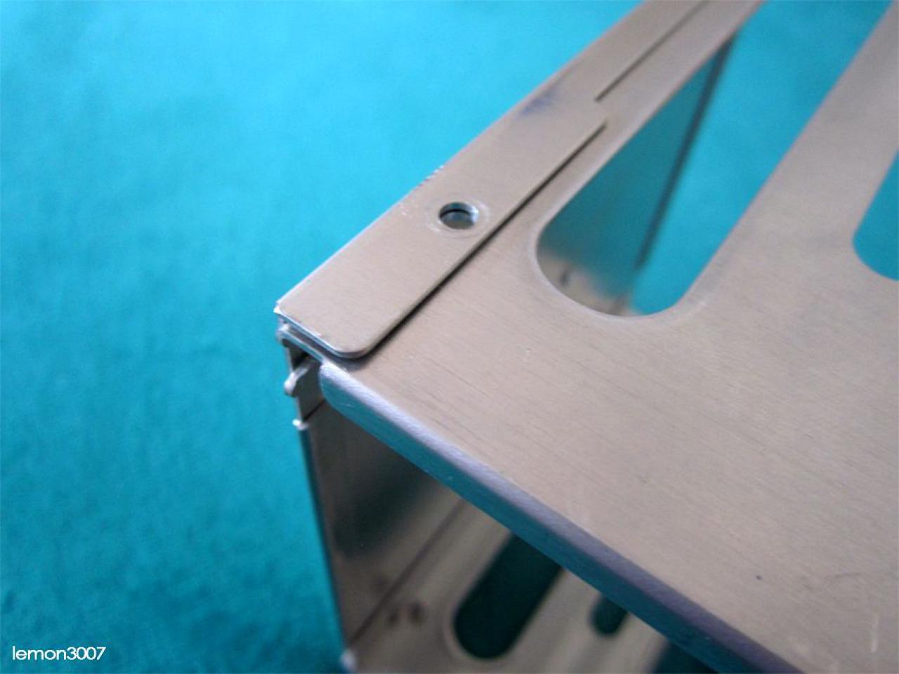 [01/07/2011] Grashüpfer-Casemod mit grünem Sleeve und Lochblech für das Mainboard (66)
