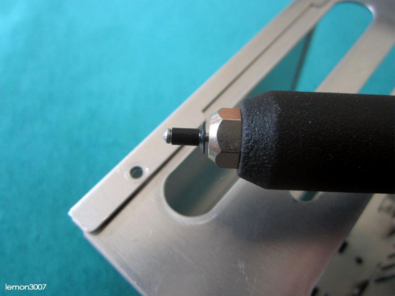 [01/07/2011] Grashüpfer-Casemod mit grünem Sleeve und Lochblech für das Mainboard (67)