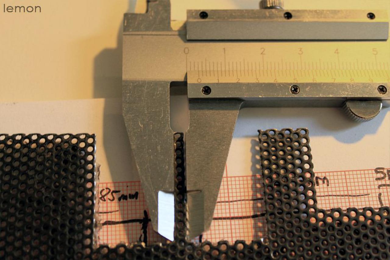 [01/07/2011] Grashüpfer-Casemod mit grünem Sleeve und Lochblech für das Mainboard (72)