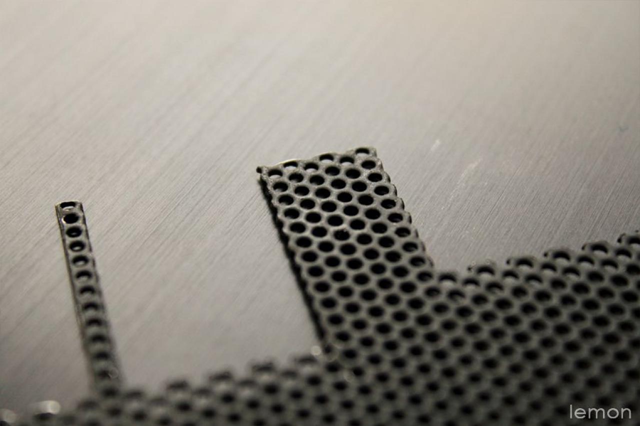 [01/07/2011] Grashüpfer-Casemod mit grünem Sleeve und Lochblech für das Mainboard (73)