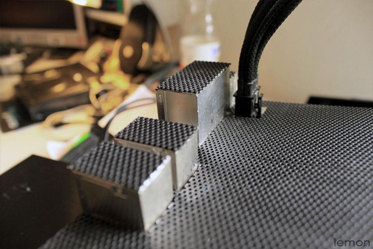 [01/07/2011] Grashüpfer-Casemod mit grünem Sleeve und Lochblech für das Mainboard (76)