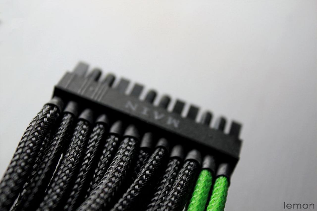 [01/07/2011] Grashüpfer-Casemod mit grünem Sleeve und Lochblech für das Mainboard (78)