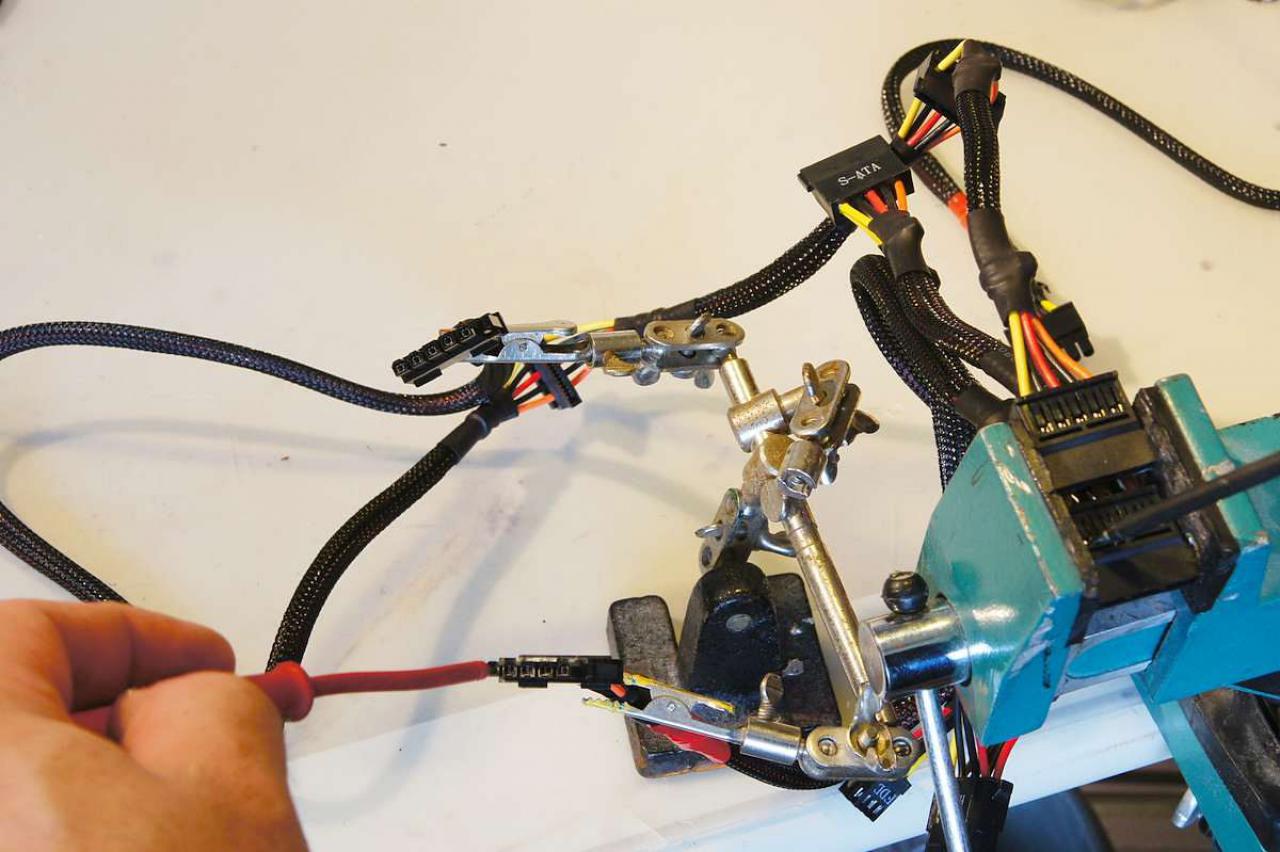 [15/07/2011] Schienenbruch-Casemod: Beleuchteter CPU-Wasserkühler, verkleinerte Grafikkarte und mehr sehenswerte Modifikationen (7)