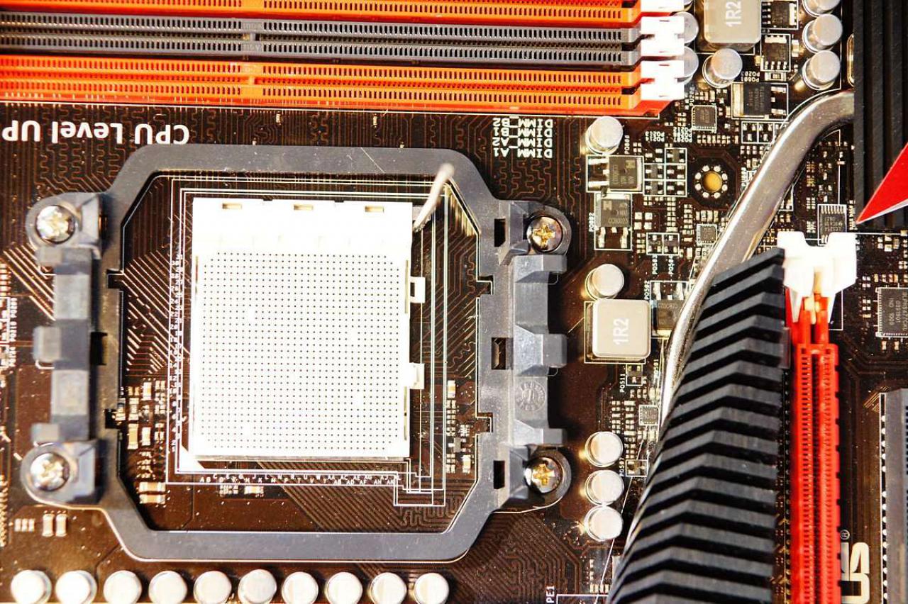 [15/07/2011] Schienenbruch-Casemod: Beleuchteter CPU-Wasserkühler, verkleinerte Grafikkarte und mehr sehenswerte Modifikationen (20)