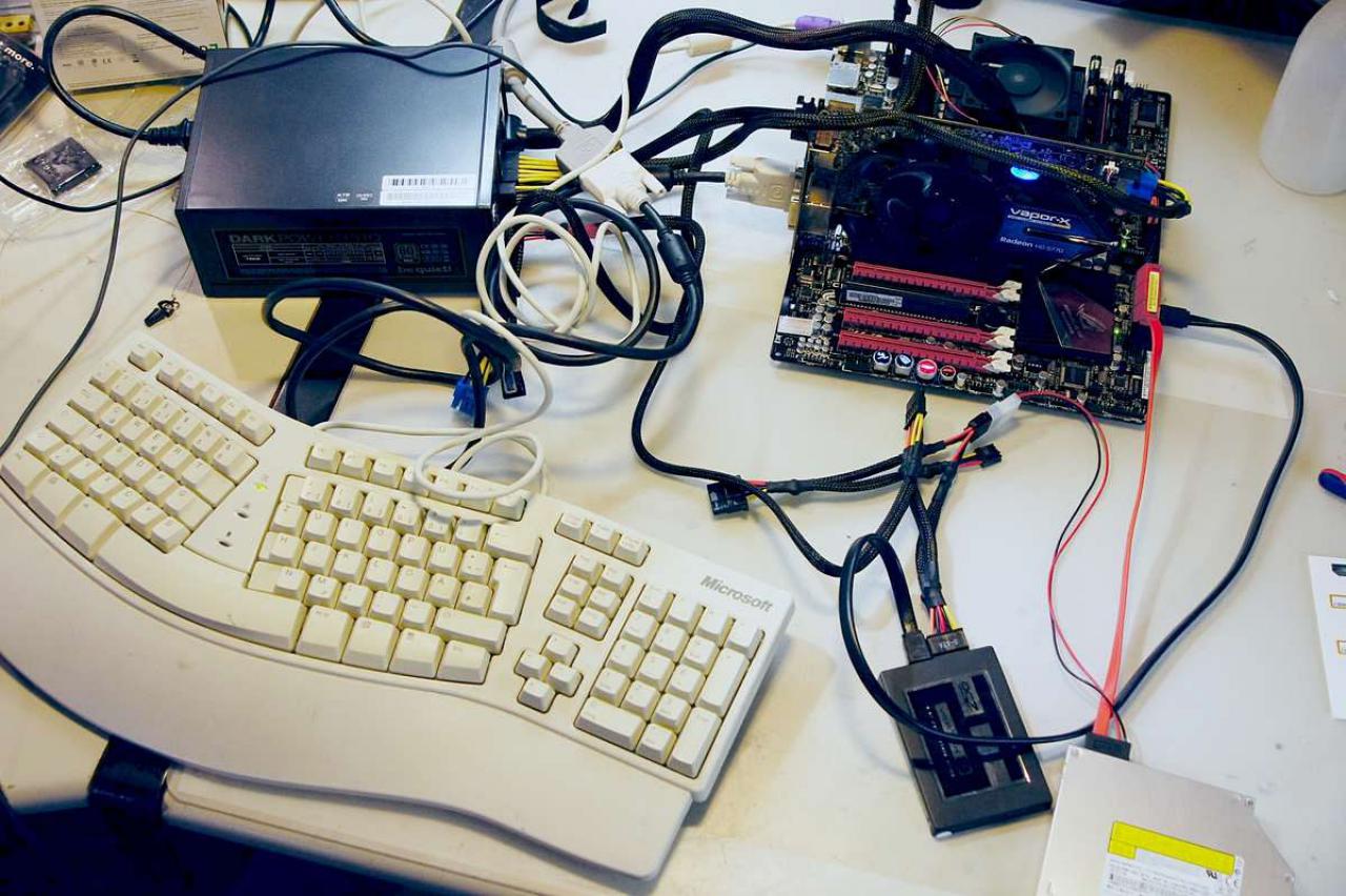 [15/07/2011] Schienenbruch-Casemod: Beleuchteter CPU-Wasserkühler, verkleinerte Grafikkarte und mehr sehenswerte Modifikationen (24)