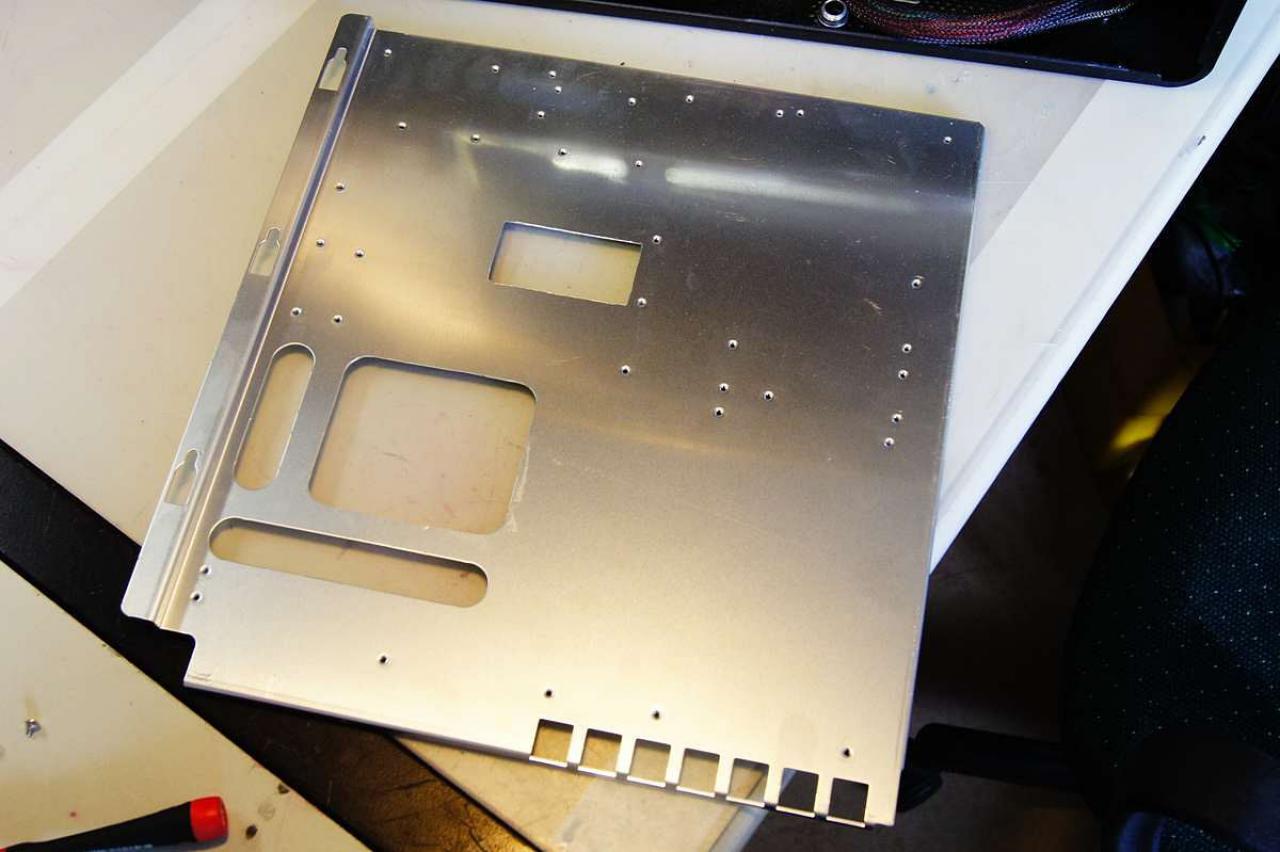 [15/07/2011] Schienenbruch-Casemod: Beleuchteter CPU-Wasserkühler, verkleinerte Grafikkarte und mehr sehenswerte Modifikationen (26)