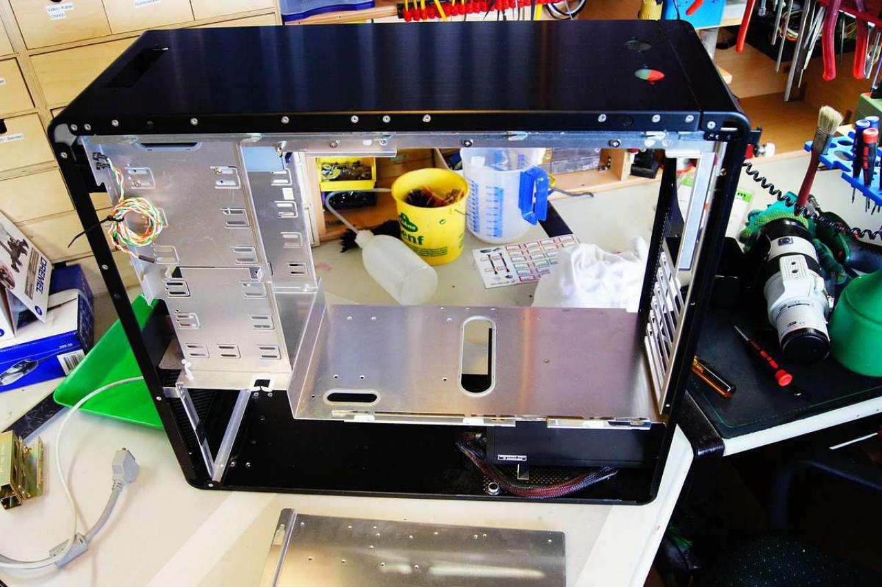 [15/07/2011] Schienenbruch-Casemod: Beleuchteter CPU-Wasserkühler, verkleinerte Grafikkarte und mehr sehenswerte Modifikationen (27)