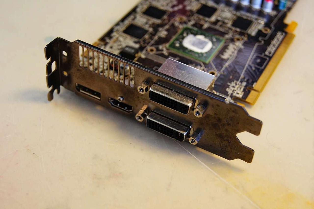 [15/07/2011] Schienenbruch-Casemod: Beleuchteter CPU-Wasserkühler, verkleinerte Grafikkarte und mehr sehenswerte Modifikationen (32)