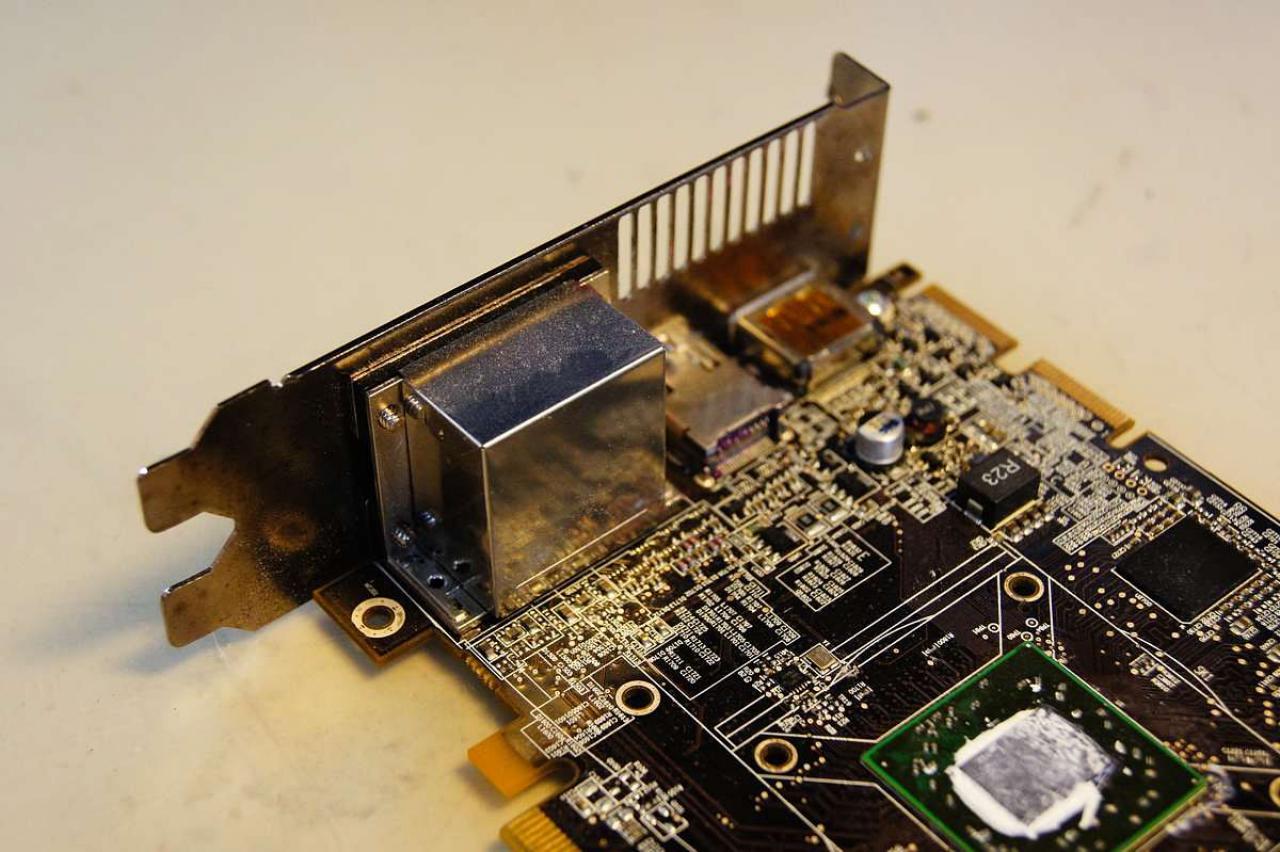 [15/07/2011] Schienenbruch-Casemod: Beleuchteter CPU-Wasserkühler, verkleinerte Grafikkarte und mehr sehenswerte Modifikationen (33)