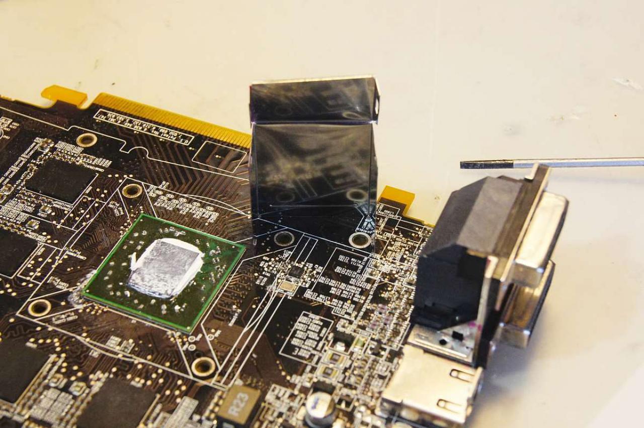 [15/07/2011] Schienenbruch-Casemod: Beleuchteter CPU-Wasserkühler, verkleinerte Grafikkarte und mehr sehenswerte Modifikationen (34)
