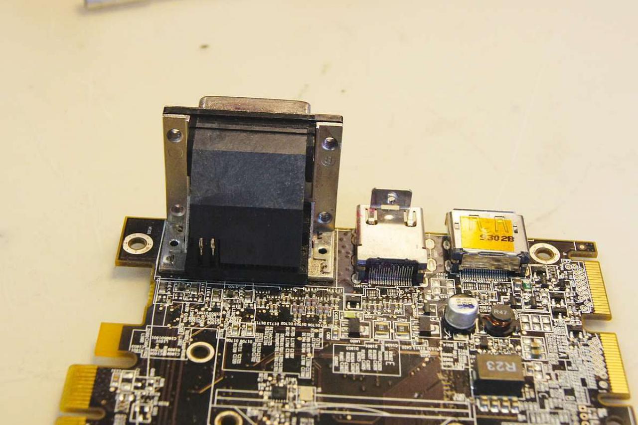 [15/07/2011] Schienenbruch-Casemod: Beleuchteter CPU-Wasserkühler, verkleinerte Grafikkarte und mehr sehenswerte Modifikationen (35)