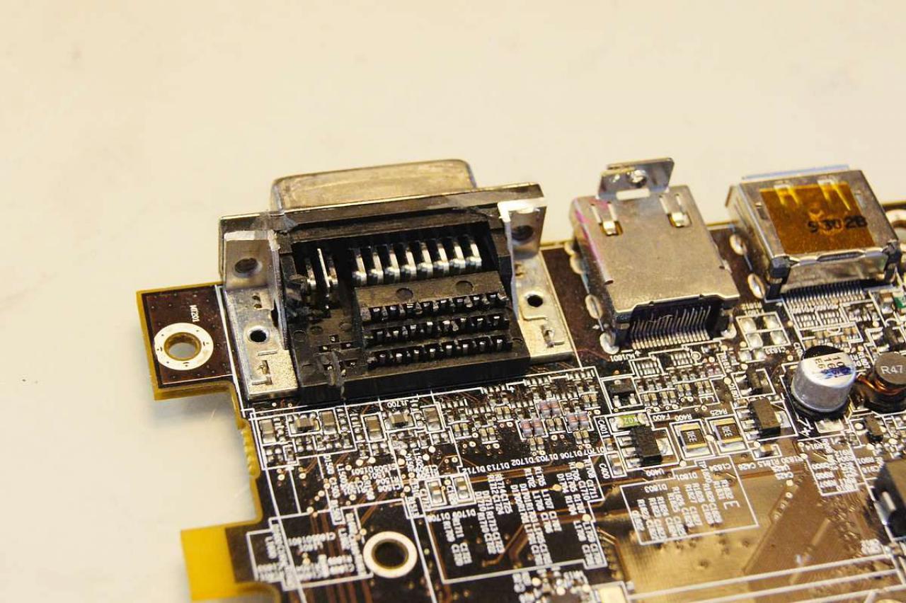 [15/07/2011] Schienenbruch-Casemod: Beleuchteter CPU-Wasserkühler, verkleinerte Grafikkarte und mehr sehenswerte Modifikationen (39)