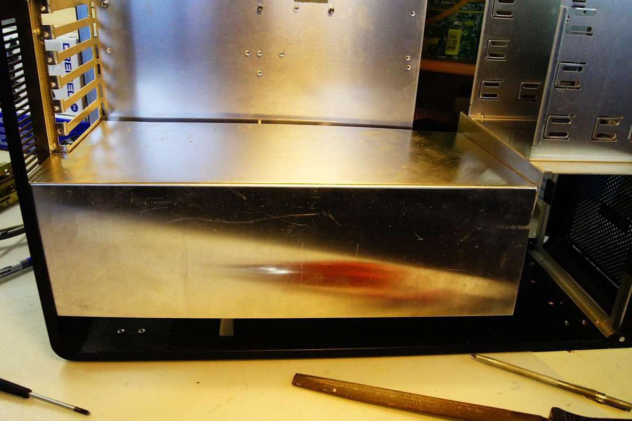[15/07/2011] Schienenbruch-Casemod: Beleuchteter CPU-Wasserkühler, verkleinerte Grafikkarte und mehr sehenswerte Modifikationen (44)