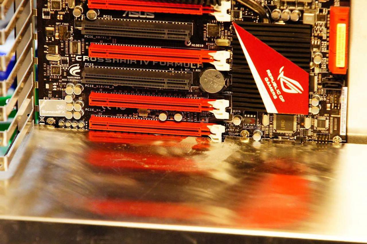 [15/07/2011] Schienenbruch-Casemod: Beleuchteter CPU-Wasserkühler, verkleinerte Grafikkarte und mehr sehenswerte Modifikationen (46)