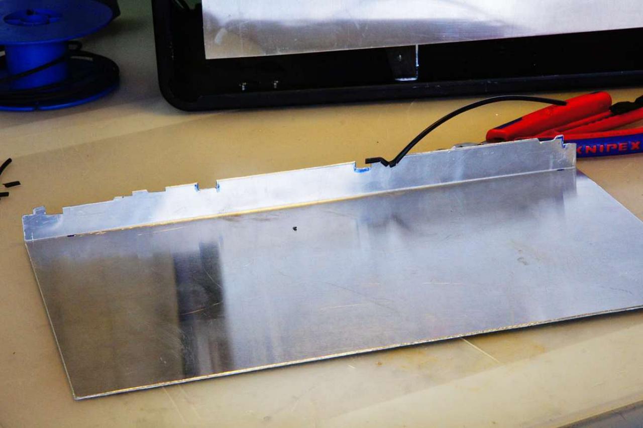 [15/07/2011] Schienenbruch-Casemod: Beleuchteter CPU-Wasserkühler, verkleinerte Grafikkarte und mehr sehenswerte Modifikationen (51)