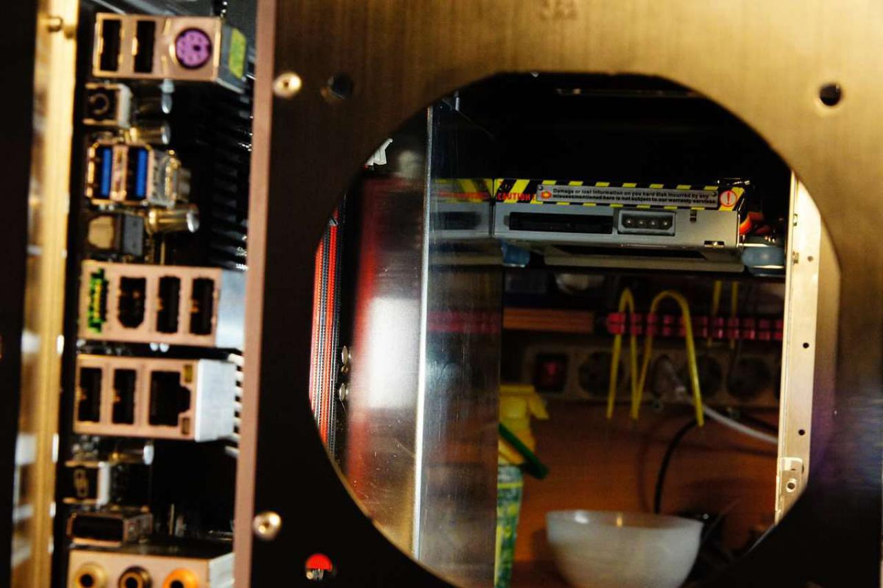 [15/07/2011] Schienenbruch-Casemod: Beleuchteter CPU-Wasserkühler, verkleinerte Grafikkarte und mehr sehenswerte Modifikationen (54)