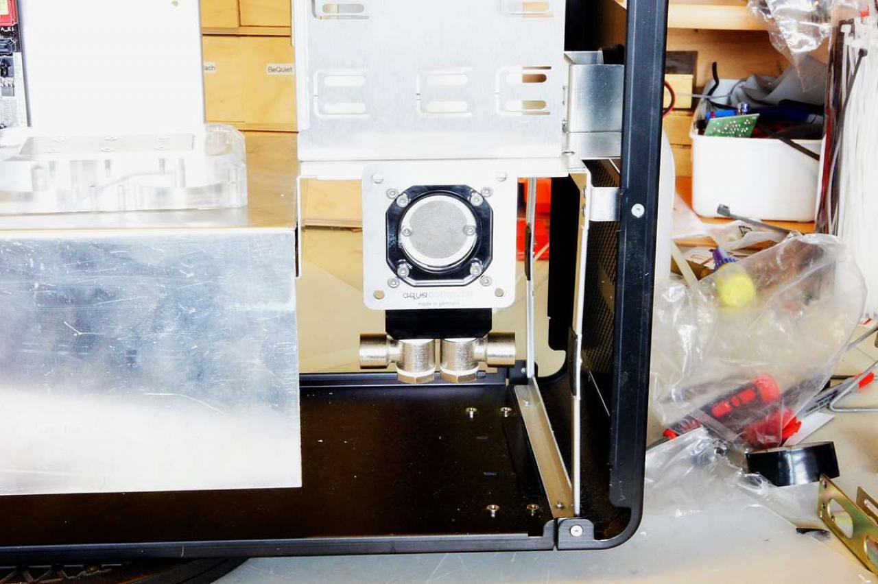 [15/07/2011] Schienenbruch-Casemod: Beleuchteter CPU-Wasserkühler, verkleinerte Grafikkarte und mehr sehenswerte Modifikationen (64)