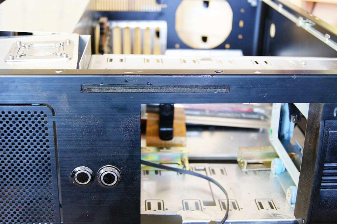 [15/07/2011] Schienenbruch-Casemod: Beleuchteter CPU-Wasserkühler, verkleinerte Grafikkarte und mehr sehenswerte Modifikationen (67)