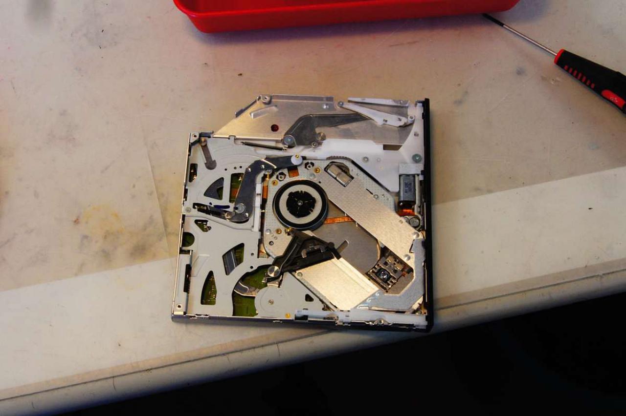 [15/07/2011] Schienenbruch-Casemod: Beleuchteter CPU-Wasserkühler, verkleinerte Grafikkarte und mehr sehenswerte Modifikationen (69)