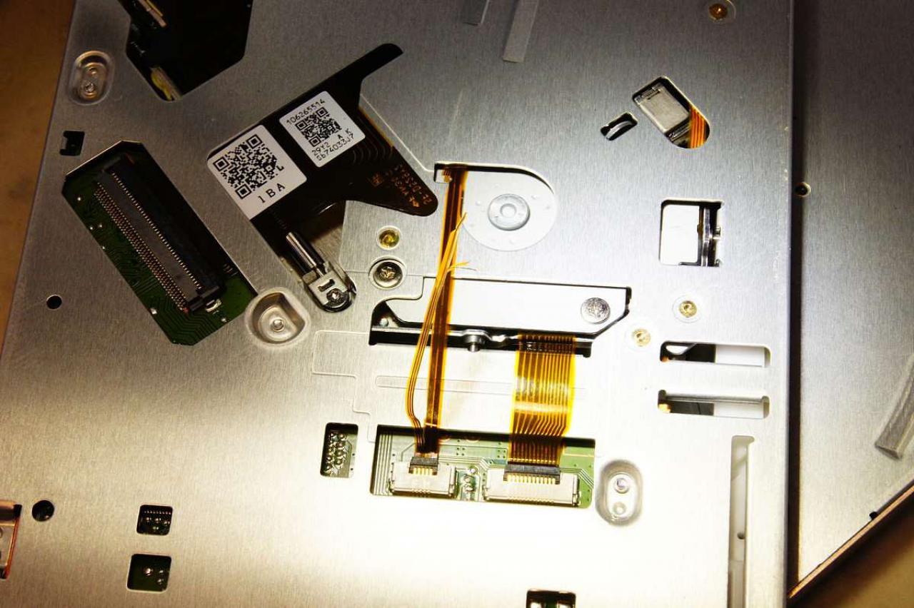 [15/07/2011] Schienenbruch-Casemod: Beleuchteter CPU-Wasserkühler, verkleinerte Grafikkarte und mehr sehenswerte Modifikationen (70)
