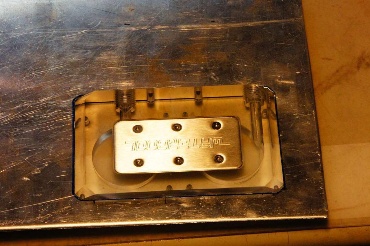 [15/07/2011] Schienenbruch-Casemod: Beleuchteter CPU-Wasserkühler, verkleinerte Grafikkarte und mehr sehenswerte Modifikationen (72)