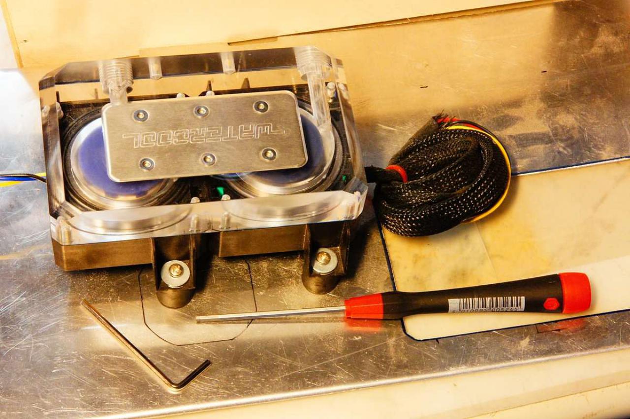 [15/07/2011] Schienenbruch-Casemod: Beleuchteter CPU-Wasserkühler, verkleinerte Grafikkarte und mehr sehenswerte Modifikationen (73)