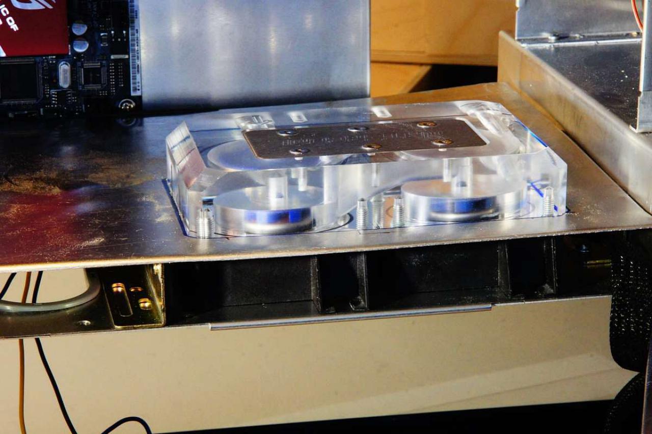 [15/07/2011] Schienenbruch-Casemod: Beleuchteter CPU-Wasserkühler, verkleinerte Grafikkarte und mehr sehenswerte Modifikationen (74)