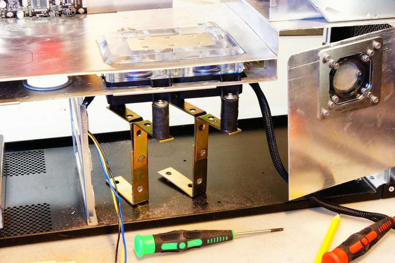 [15/07/2011] Schienenbruch-Casemod: Beleuchteter CPU-Wasserkühler, verkleinerte Grafikkarte und mehr sehenswerte Modifikationen (78)