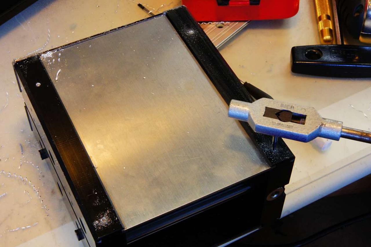 [15/07/2011] Schienenbruch-Casemod: Beleuchteter CPU-Wasserkühler, verkleinerte Grafikkarte und mehr sehenswerte Modifikationen (79)