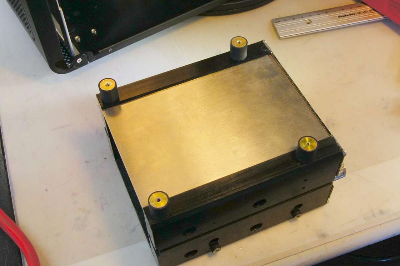 [15/07/2011] Schienenbruch-Casemod: Beleuchteter CPU-Wasserkühler, verkleinerte Grafikkarte und mehr sehenswerte Modifikationen (80)