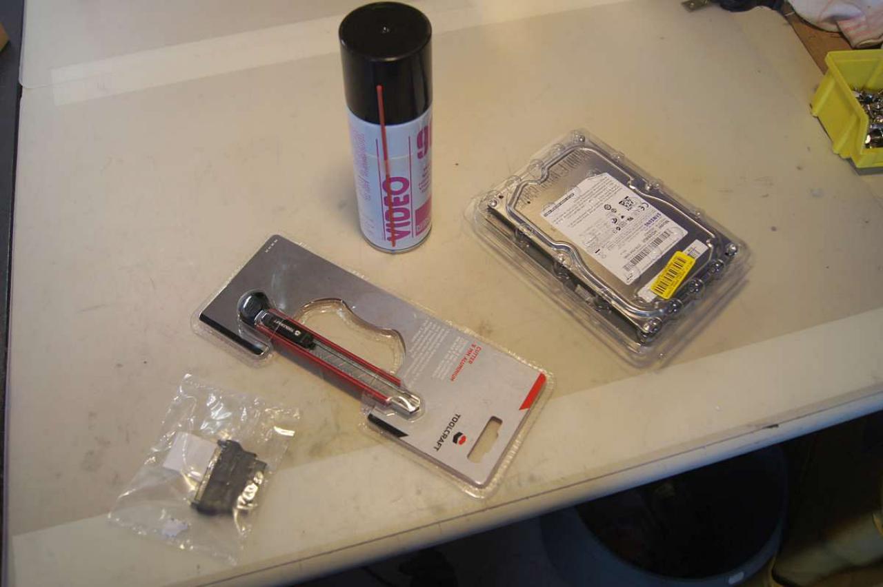 [15/07/2011] Schienenbruch-Casemod: Beleuchteter CPU-Wasserkühler, verkleinerte Grafikkarte und mehr sehenswerte Modifikationen (83)
