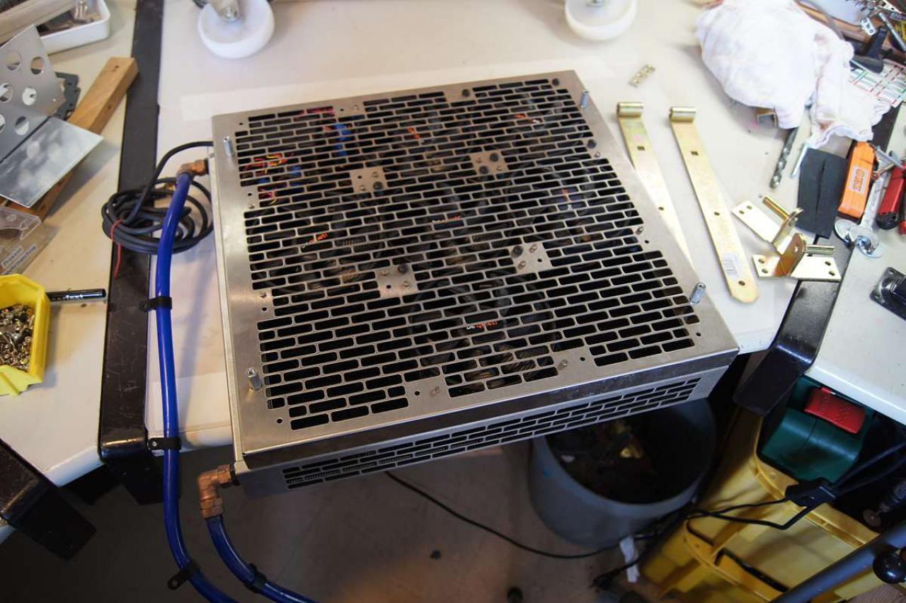 [15/07/2011] Schienenbruch-Casemod: Beleuchteter CPU-Wasserkühler, verkleinerte Grafikkarte und mehr sehenswerte Modifikationen (86)