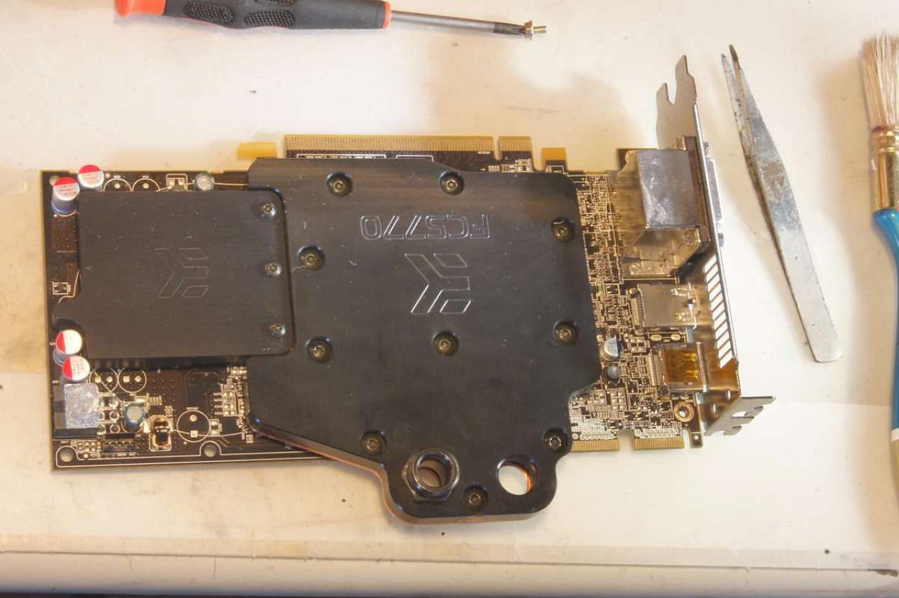 [15/07/2011] Schienenbruch-Casemod: Beleuchteter CPU-Wasserkühler, verkleinerte Grafikkarte und mehr sehenswerte Modifikationen (90)