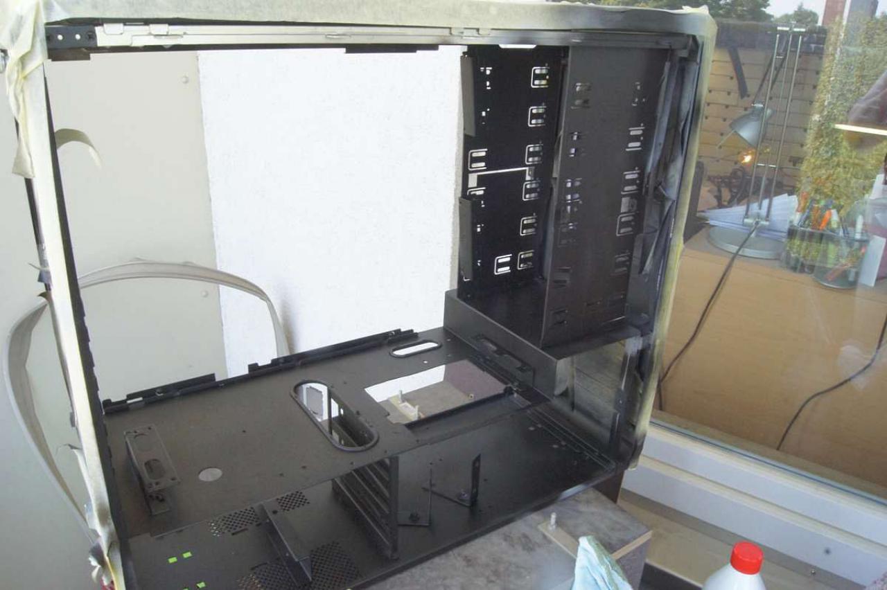 [15/07/2011] Schienenbruch-Casemod: Beleuchteter CPU-Wasserkühler, verkleinerte Grafikkarte und mehr sehenswerte Modifikationen (92)