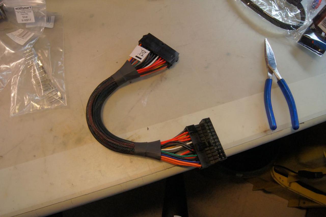 [15/07/2011] Schienenbruch-Casemod: Beleuchteter CPU-Wasserkühler, verkleinerte Grafikkarte und mehr sehenswerte Modifikationen (94)