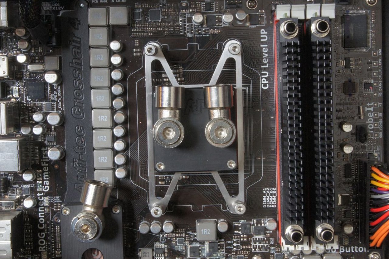 [15/07/2011] Schienenbruch-Casemod: Beleuchteter CPU-Wasserkühler, verkleinerte Grafikkarte und mehr sehenswerte Modifikationen (97)