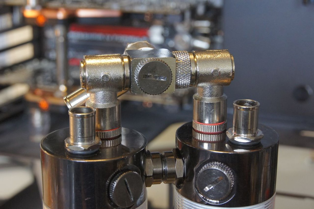 [15/07/2011] Schienenbruch-Casemod: Beleuchteter CPU-Wasserkühler, verkleinerte Grafikkarte und mehr sehenswerte Modifikationen (98)