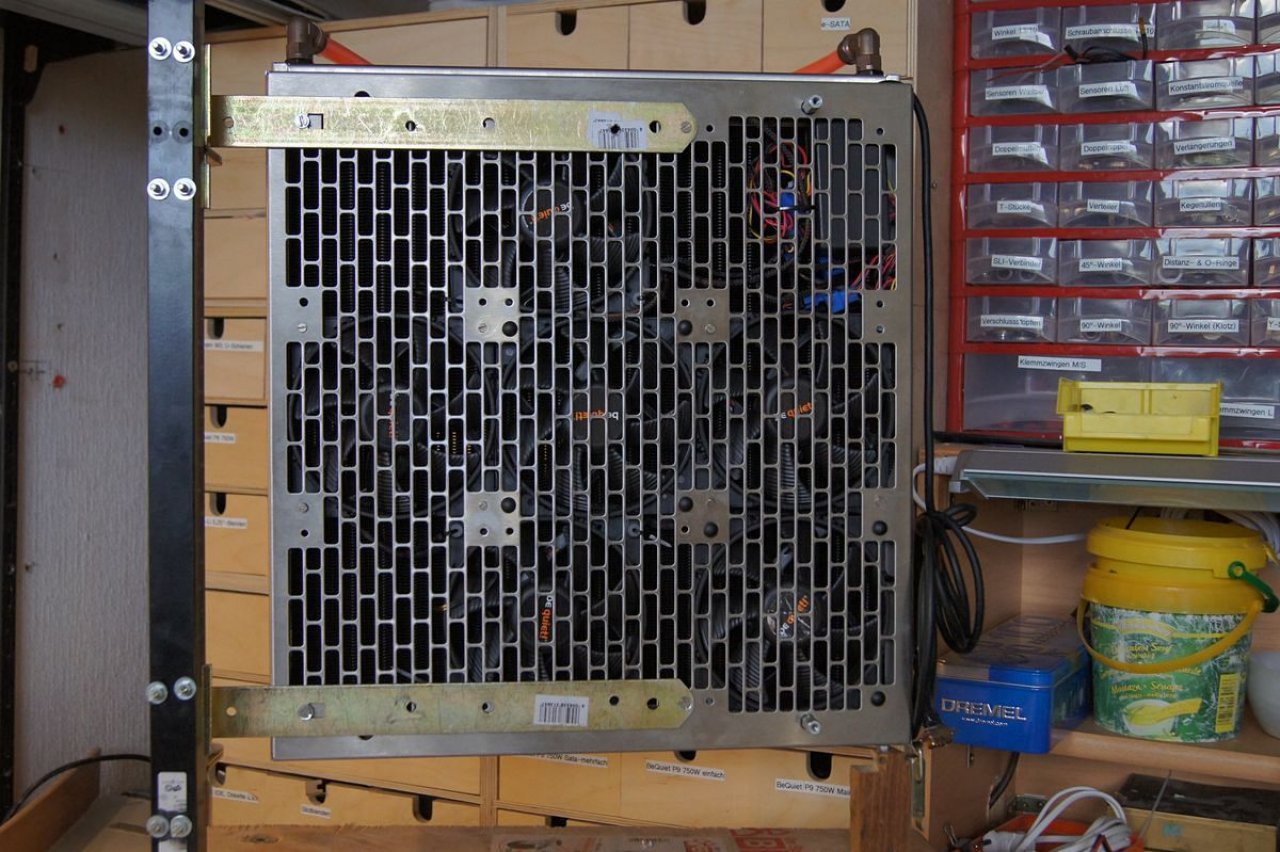 [15/07/2011] Schienenbruch-Casemod: Beleuchteter CPU-Wasserkühler, verkleinerte Grafikkarte und mehr sehenswerte Modifikationen (100)