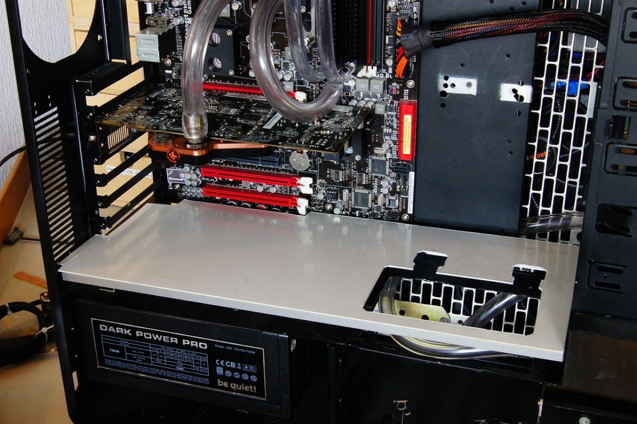 [15/07/2011] Schienenbruch-Casemod: Beleuchteter CPU-Wasserkühler, verkleinerte Grafikkarte und mehr sehenswerte Modifikationen (103)