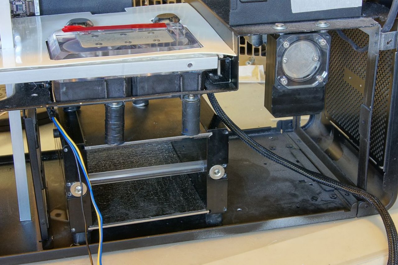 [15/07/2011] Schienenbruch-Casemod: Beleuchteter CPU-Wasserkühler, verkleinerte Grafikkarte und mehr sehenswerte Modifikationen (105)