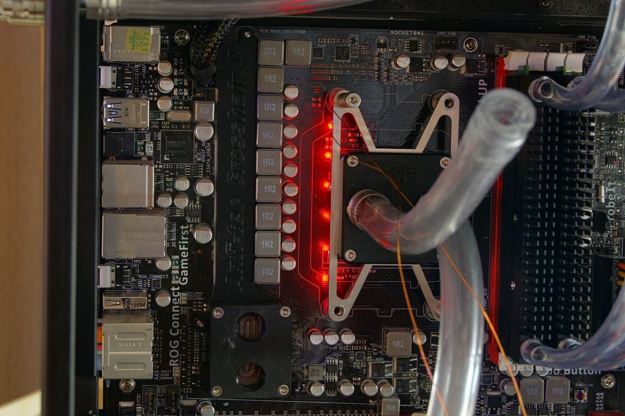 [15/07/2011] Schienenbruch-Casemod: Beleuchteter CPU-Wasserkühler, verkleinerte Grafikkarte und mehr sehenswerte Modifikationen (107)