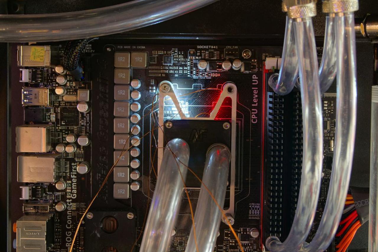 [15/07/2011] Schienenbruch-Casemod: Beleuchteter CPU-Wasserkühler, verkleinerte Grafikkarte und mehr sehenswerte Modifikationen (108)